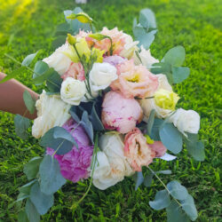 Ανθοδέσμη Γάμου ευκάλυπτο με τριαντάφυλλα παιώνιες και λυσίανθο σε Pastel Αποχρώσεις