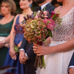 Νυφική Ανθοδέσμη Γάμου φθεινοπωρινή από antique ορτανσίες, David Austin τριαντάφυλλα, λευκόδενδρο, συμφορίκαρπο, σέντουμ, κάλλες rice flower και safari.