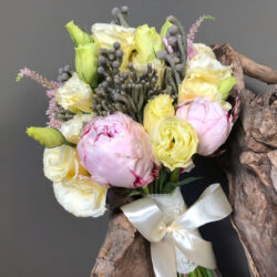 Νυφική Ανθοδέσμη Γάμου αστίλμπ, παιώνιες τριαντάφυλλα και silver brunia