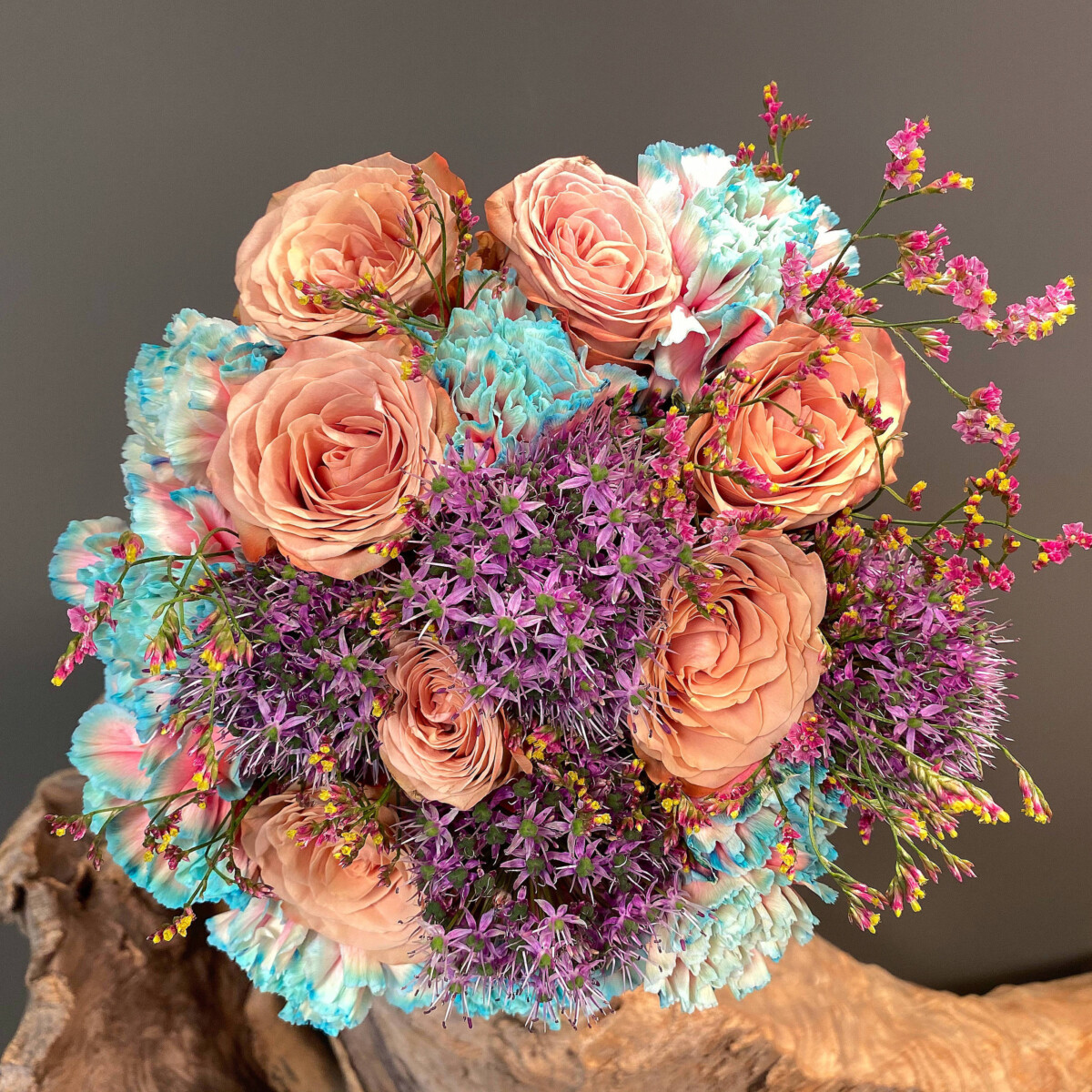Νυφική Ανθοδέσμη Γάμου μοντέρνα από δίχρωμα Ολλανδικά γαρύφαλλα, άλλιουμ, τριαντάφυλλα cappuccino και λιμόνιουμ.