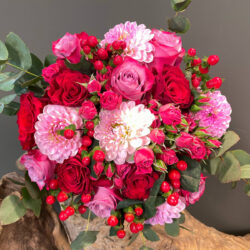 Νυφική Ανθοδέσμη Γάμου κόκκινα τριαντάφυλλα και υπέρικουμ, φούξια τριαντάφυλλα, ροζ ντάλιες και ευκάλυπτο.