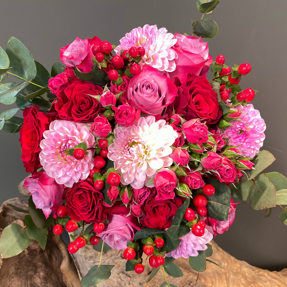 Ανθοδέσμη Γάμου Ροζ Ντάλια Τριαντάφυλλα Υπέρικουμ Ευκάλυπτος