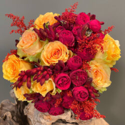 Ανθοδέσμη Γάμου κόκκινα και ροδακινί τριαντάφυλλα σε στυνδυασμό με κόκκινο σολιντάγκο και ανιγκόζανθο.