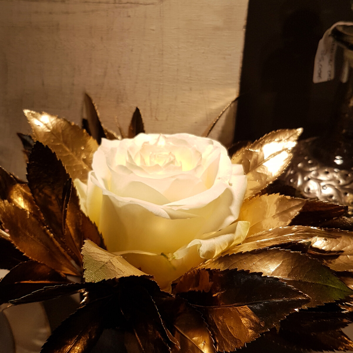 Σύνθεση Λευκό Τριαντάφυλλο Φύλλα Χρυσά