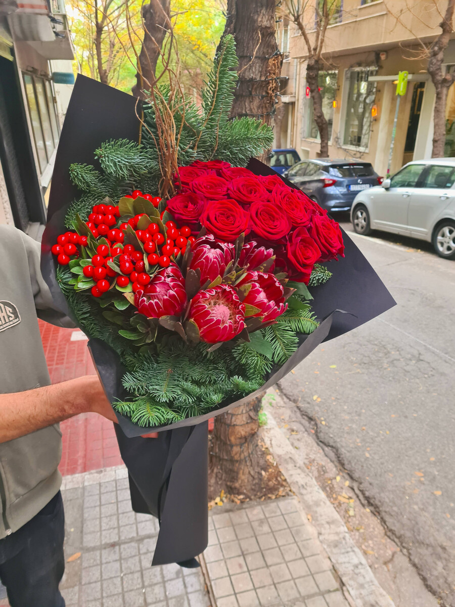 Μπουκέτο Κόκκινα Τριαντάφυλλα Υπέρικουμ Πρωτέες