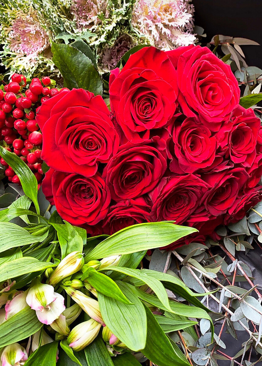 Ανθοδέσμη Κόκκινα Τριαντάφυλλα Υπέρικουμ Αλστρομέριες