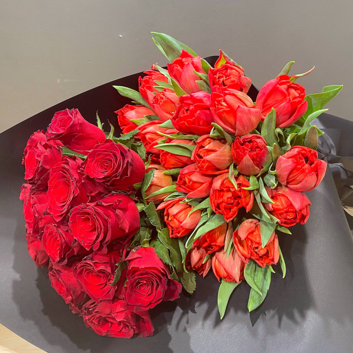 Μπουκέτο Κόκκινα Τριαντάφυλλα Τουλίπες