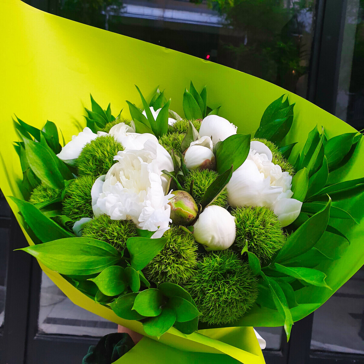 Bouquet Green Trick Peonies White