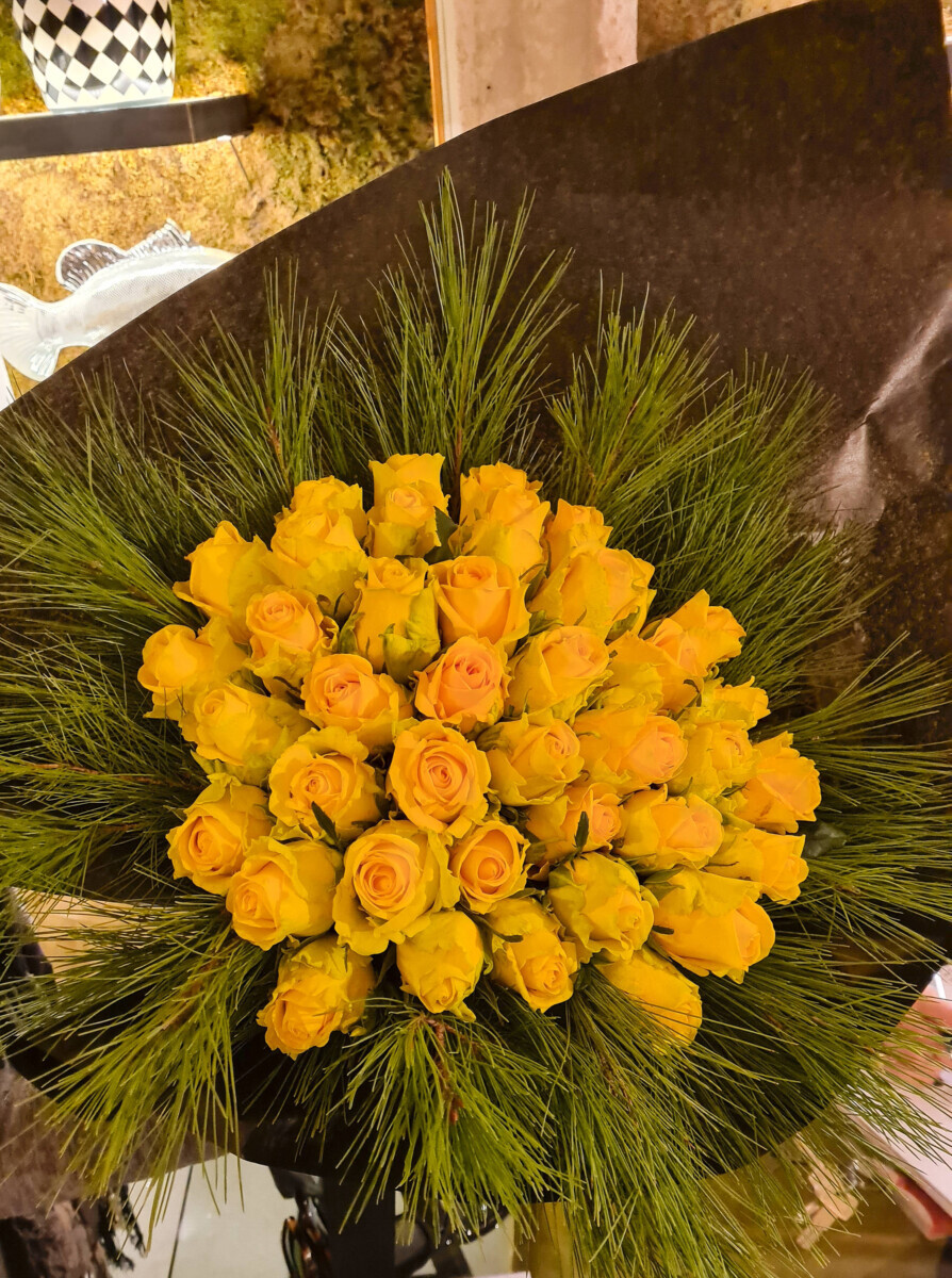 Bouquet Yellow Roses Pine
