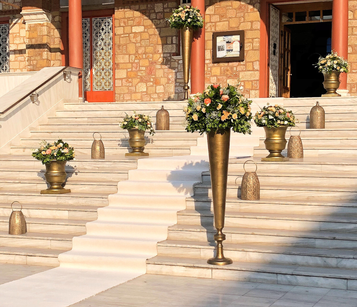 Wedding Decoration Pots & Flower Columns Golden Shades