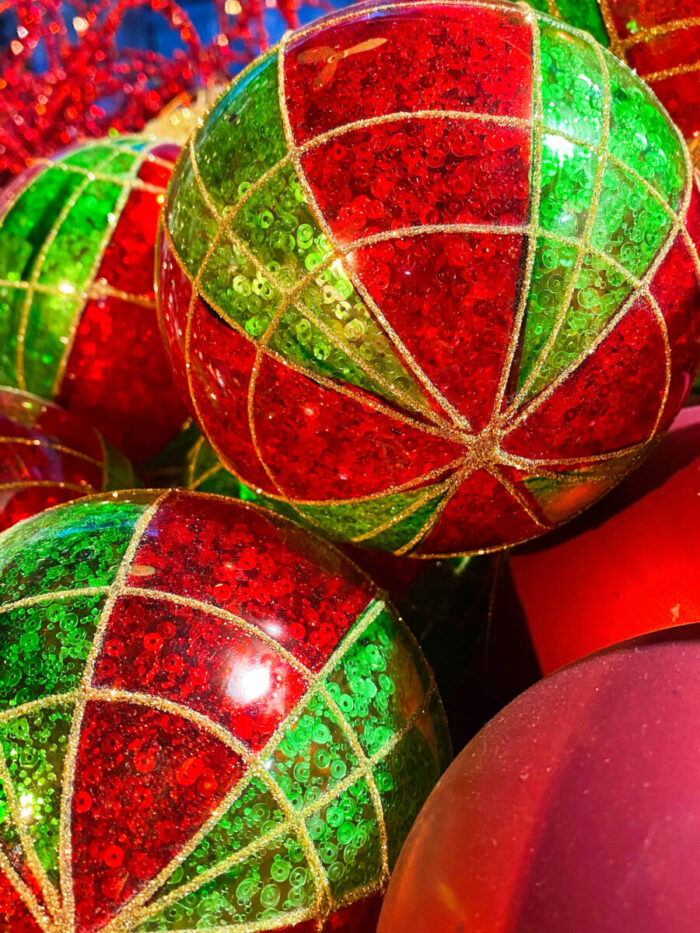 Χριστουγεννιάτικη Μπάλα Γυάλινη Κόκκινες Πράσινες Ρίγες Χρυσό Γκλίτερ 12εκ