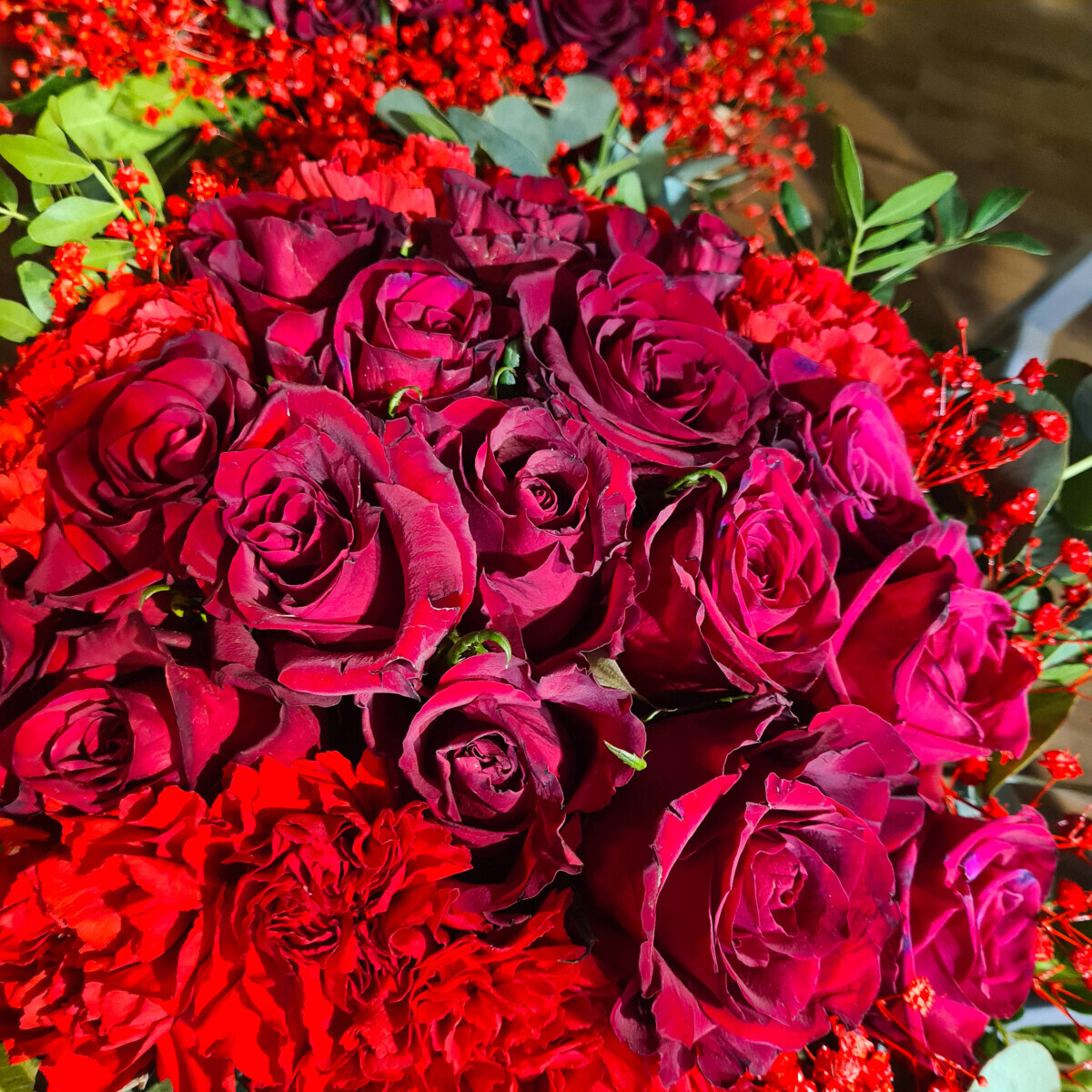 Bouquet Red Roses Dutch Carnations