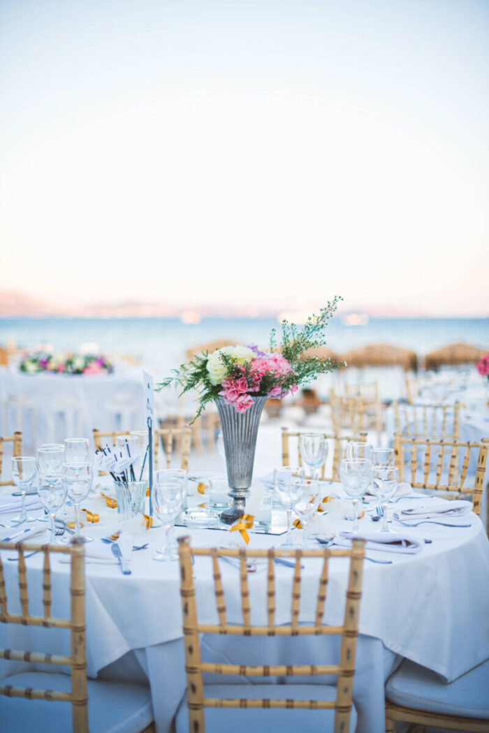 wedding-table-decoration-metallic-silver-amphora