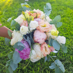 Ανθοδέσμη Γάμου από ευκάλυπτο, ροζ και φούξια παιώνιες, λευκά τριαντάφυλλα, λευκό και σομόν λυσίανθος
