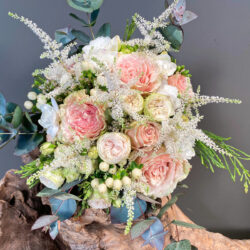 Ανθοδέσμη Γάμου από λευκή αστίλβη, ροζ τριαντάφυλλα, υπέρικουμ, φρέζια, ευκάλυπτο και safari