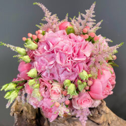 Ανθοδέσμη Γάμου από ροζ αστίλβη, τριαντάφυλλα, παιώνιες, ορτανσίες και υπέρικουμ.
