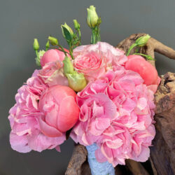 Ανθοδέσμη Γάμου ρομαντική ροζ  παιώνιες, ορτανσίες, λυσίανθο και τριαντάφυλλα