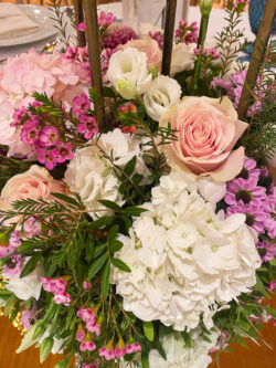 Στολισμός Τραπεζιών Γάμου Πεντάκερο Κηροπήγιο Λευκά Ροζ Λουλούδια