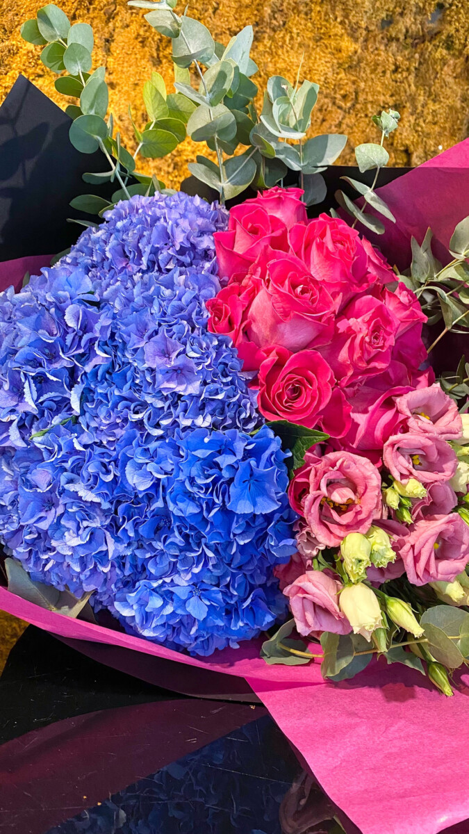 Μπουκέτο Μπλε Ορτανσίες Φούξια Τριαντάφυλλα Ροζ Λυσίανθος