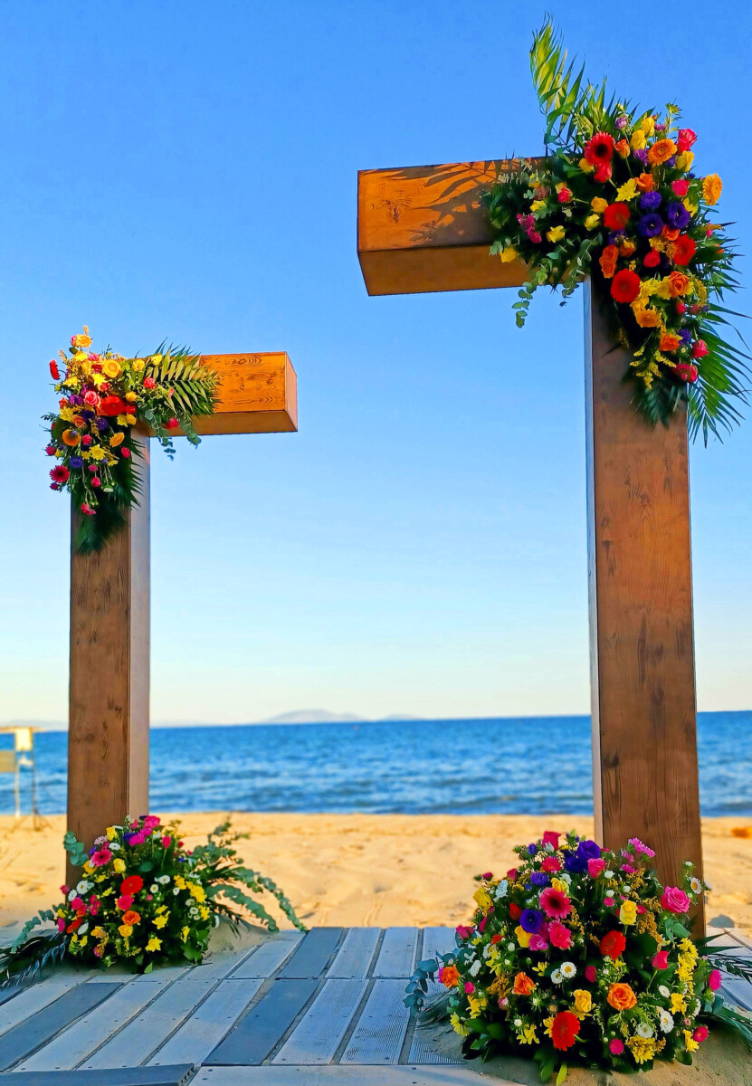 Στολισμός Γάμου Ανοιξιάτικου σε Παραλία με Εντυπωσιακές Αψίδες
