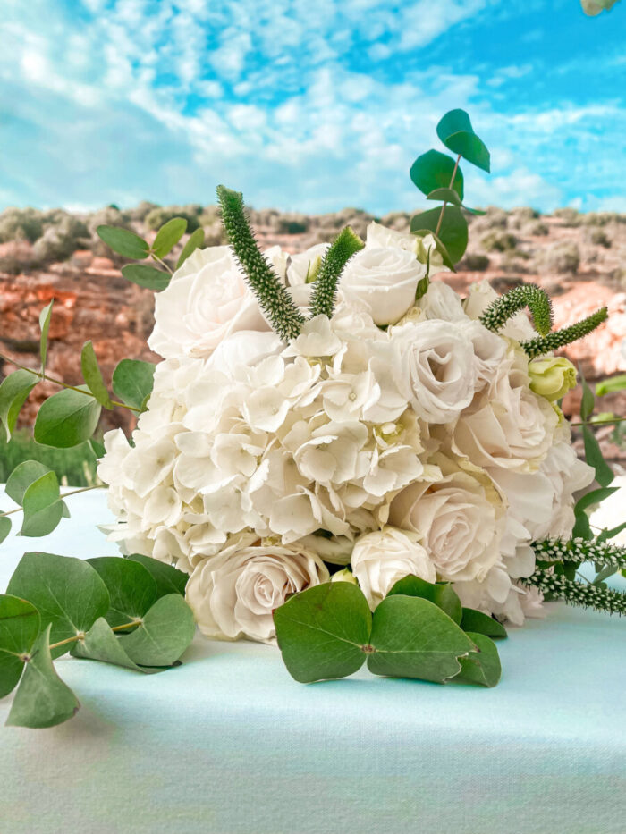 Ανθοδέσμη Γάμου Βερόνικες Ορτανσίες Τριαντάφυλλα Λυσίναθο