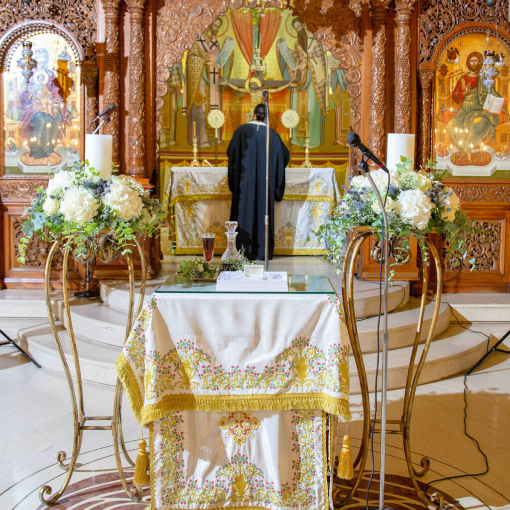Στολισμός Εκκλησίας Γάμου Χρυσές Ανθοστήλες & Φανάρια