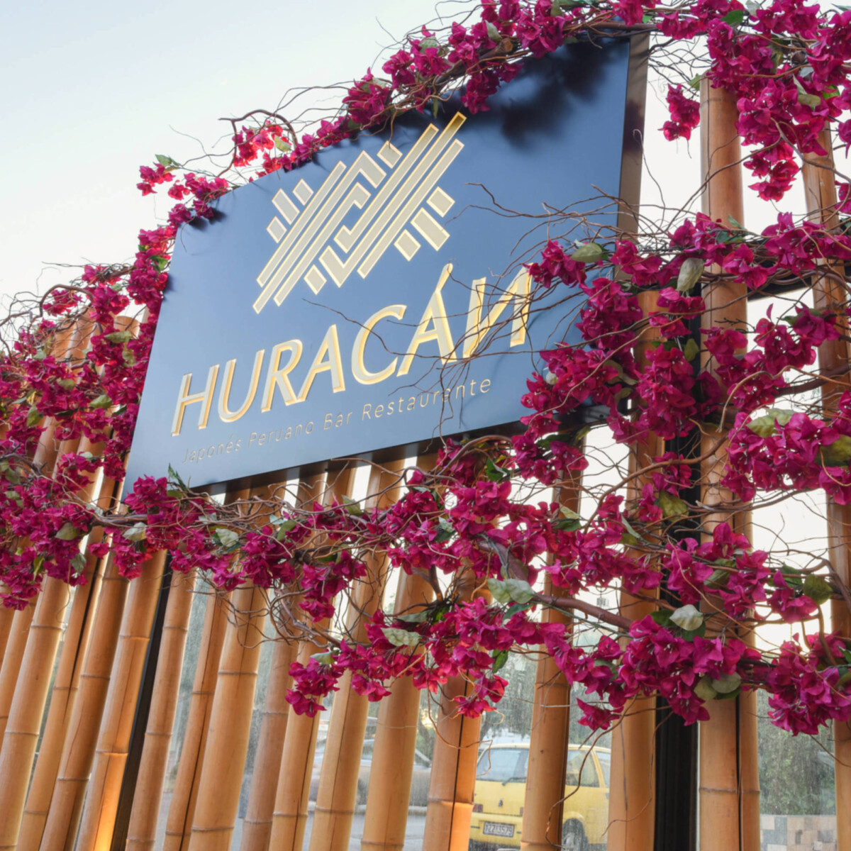 Διακόσμηση Τεχνητά Λουλούδια Huracan “Japones Peruano Bar Restaurante”