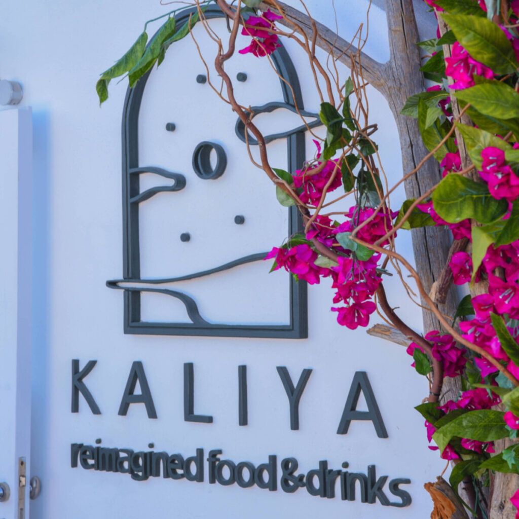 Διακόσμηση Τεχνητά Λουλούδια Kaliya “Reimagined Food & Drinks” Σαντορίνη