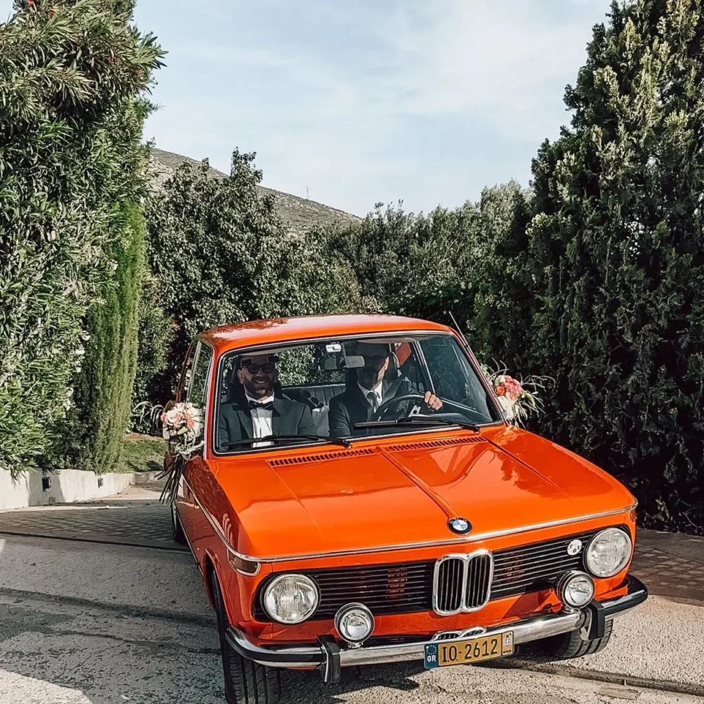 Στολισμός Αυτοκινήτου Γάμου Αντίκα BMW με Δύο Μπουκέτα στους Καθρέφτες